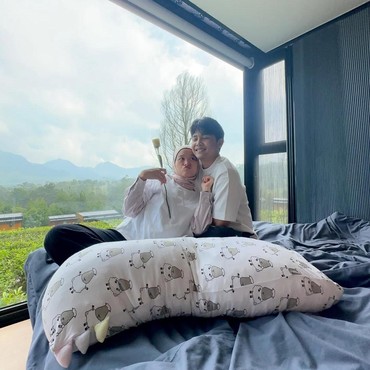 Kabar Bahagia, Bintang Emon Umumkan Kelahiran Anak Pertama