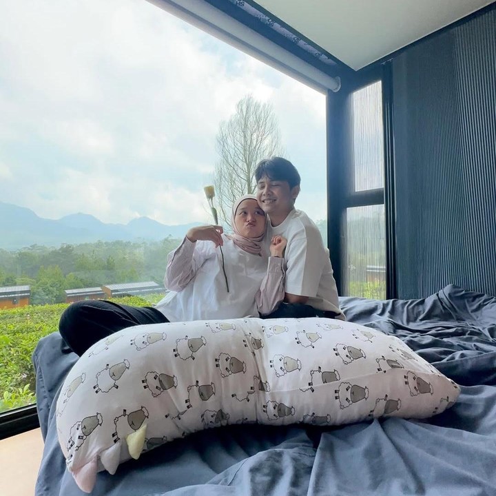<p><em>Stand up comedian</em> Bintang Emon dan istrinya Alca Oktaviani baru-baru ini menghabiskan waktu untuk <em>babymoon</em> jelang kelahiran anak pertama. Keduanya membagikan potret <em>babymoon</em> ini di akun media sosial. (Foto: Instagram @alcaoctvn)</p>