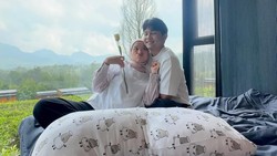 Kabar Bahagia, Bintang Emon Umumkan Kelahiran Anak Pertama