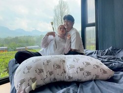 Kabar Bahagia, Bintang Emon Umumkan Kelahiran Anak Pertama