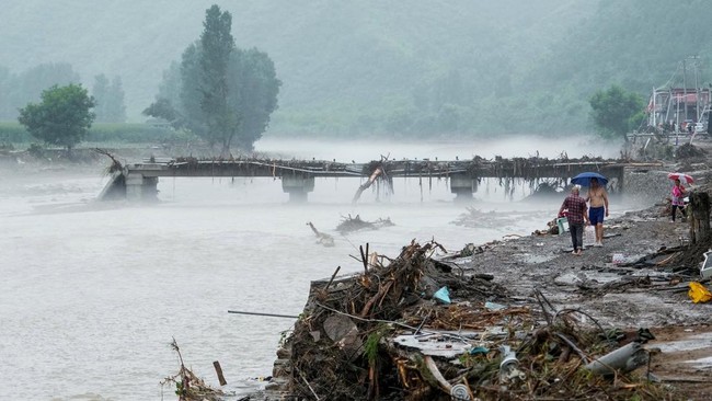 Banjir Besar Tewaskan 30 Orang di Beijing China, 80 Ribu Dievakuasi Sebanyak 30 orang tewas dan puluhan ribu lainnya dievakuasi usai hujan lebat-banjir melanda Beijing, China,