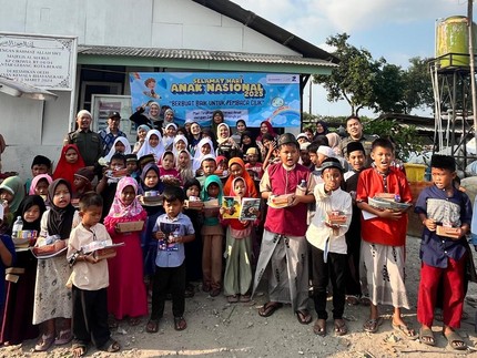 Rayakan Hari Anak Nasional, BerbuatBaik.id Donasikan Ratusan Buku ke Anak Pemulung & Petani