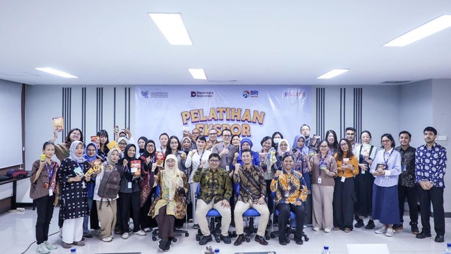 Pelatihan berfokus pada pemahaman strategi ekspor, regulasi perdagangan global, dokumen, riset pasar, hingga pengemasan dan branding produk sesuai standar.