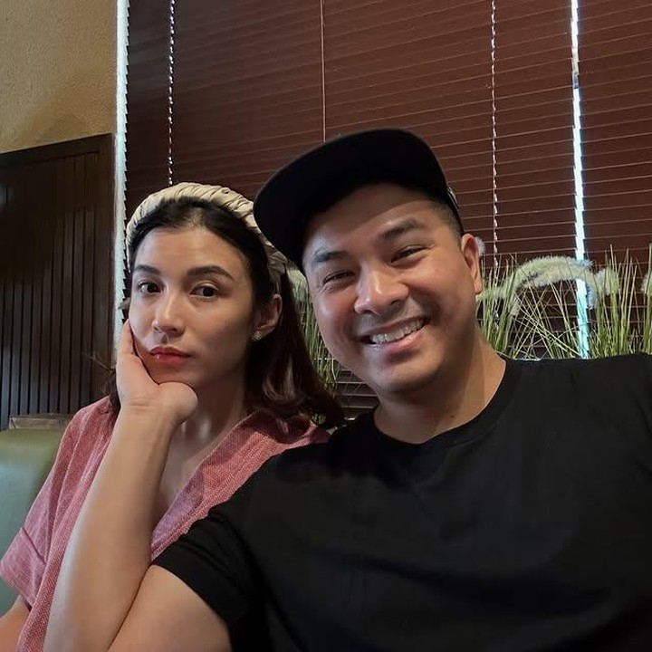 <p>Glenn menulis ungkapan cinta yang menyentuh hati untuk sang istri di hari ulang tahunnya. "Sayangku, selamat ulang tahun yang ke-33. Kamu adalah berkat terbesar dalam hidupku. Dari pertama kali aku melihat senyummu yang manis itu, aku langsung jatuh cinta dan sampai sekarang, bahkan ketika gigimu sudah sempurna, aku tetap tergila-gila padamu. Sampai hari kita berdua ompong nanti, janjiku tetap sama, aku akan selalu memanjakanmu, melindungimu, dan tidak akan pernah menyakitimu secara fisik, mental, atau emosional. Aku mencintaimu begitu dalam," tulis Glenn, Selasa (29/07/2025). (Foto: Instagram @chelseaoliviaa)</p>