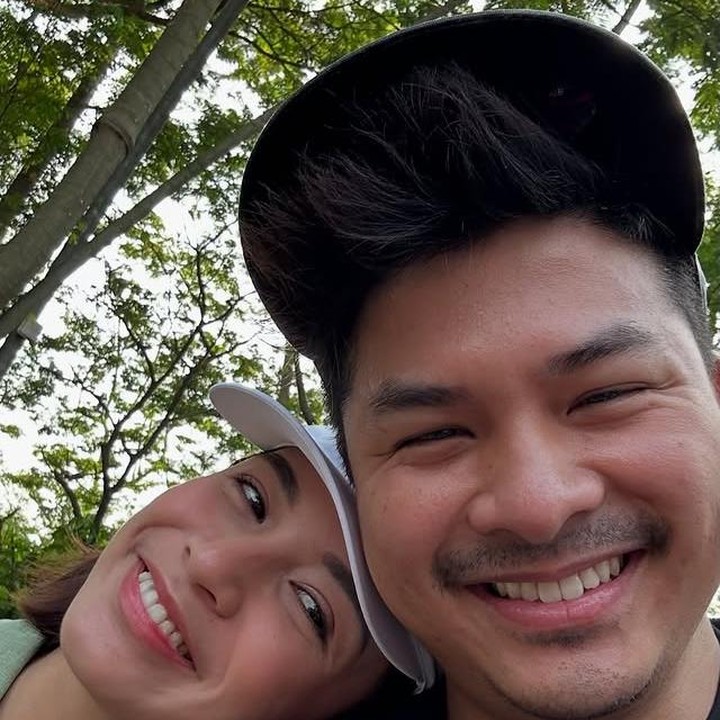 <p>Tak hanya itu, Glenn juga menulis pesan panjang yang menceritakan perjalanan cinta mereka selama 18 tahun. "18 tahun bersama&hellip; setiap momen adalah kenangan berharga. Kamu pernah jadi rekan kerjaku, sahabat terbaikku, kekasihku, istriku, dan partner hidupku dalam segala hal. Kita pernah bekerja sama, tertawa sampai perut sakit dan air mata mengalir, menangis sampai mata bengkak, menjelajahi tempat baru, mencicipi rasa baru, belajar jadi orang tua bersama, dan saling mencintai dengan begitu kuat. Satu-satunya penyesalanku hanyalah tidak mengabadikan lebih banyak kenangan," tulisnya. (Foto: Instagram @chelseaoliviaa)</p>