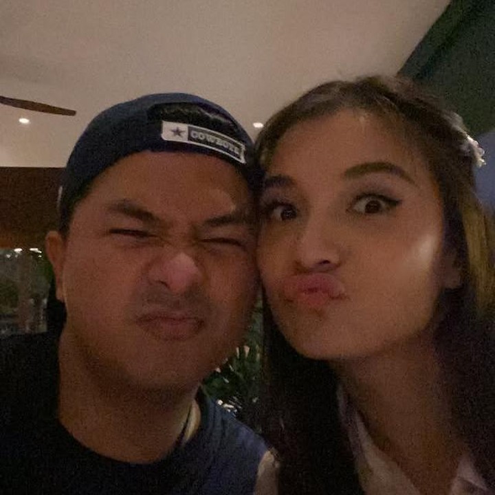 <p>Chelsea kemudian merespons manis pesan sang suami itu dengan menulis, "18 tahun, dan entah kenapa&hellip; rasanya masih seperti awal kita jatuh cinta. CINTA KAMU, KENCEM," tulis Chelsea. Jawaban sederhana ini tentu bikin para penggemar makin meleleh melihat kedekatan pasangan ini. (Foto: Instagram @chelseaoliviaa)</p>