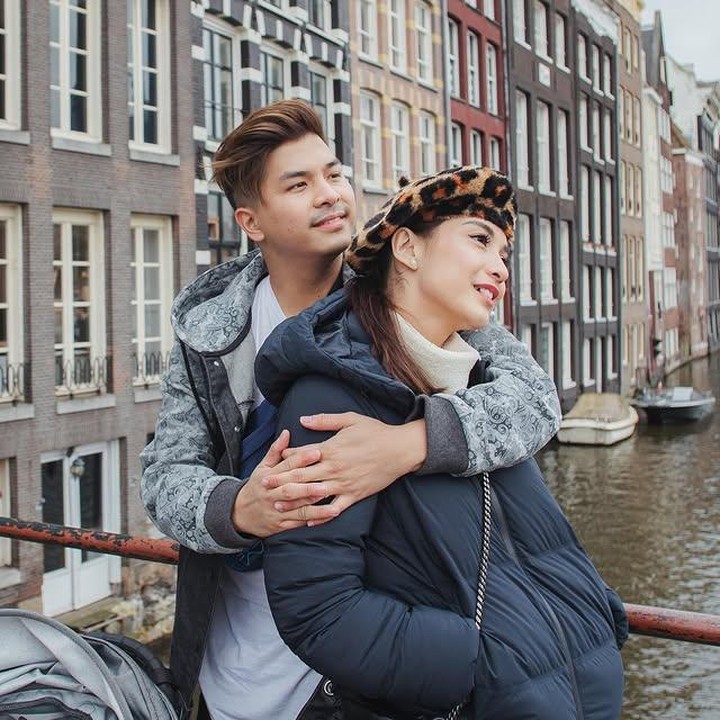 <p>Tak hanya para selebriti, netizen juga ikut merayakan momen spesial ini. Salah satunya akun @ran**** menulis, "Pasangan favorit aku dari dulu. Pas dulu main sinetron aku nyeletuk semoga cinlok karena seiman, cantik ganteng banget. Eh beneran sampai sekarang dan selamanya Tuhan jaga dan pelihara mereka biar terus bersama, amin." Komentar ini tentunya mewakili doa banyak penggemar yang sudah mendukung kisah cinta Chelsea dan Glenn sejak awal. (Foto: Instagram @chelseaoliviaa)</p>