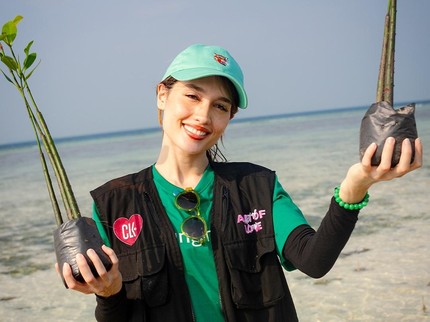 5 Potret Keseruan Cinta Laura Tanam Mangrove di Pulau Pari, Bikin Salut Netizen