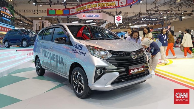 ADM menyegarkan varian termahal Sigra, 1.2 R Deluxe MT dan AT, di GIIAS 2025.