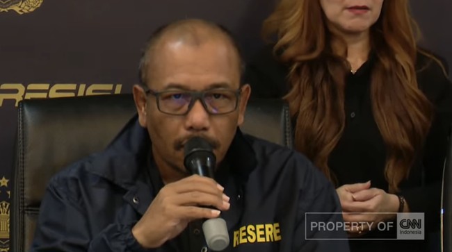 Hasil penyelidikan polisi menyatakan diplomat Kemlu Arya Daru mati lemas karena masalah pernapasan, bukan tindak pidana. Keluarga menolak kesimpulan ini.