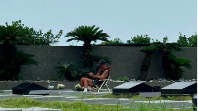 Momen DJ Koo di Makam Barbie Hsu, Duduk Sambil Tonton Drama Meteor Garden