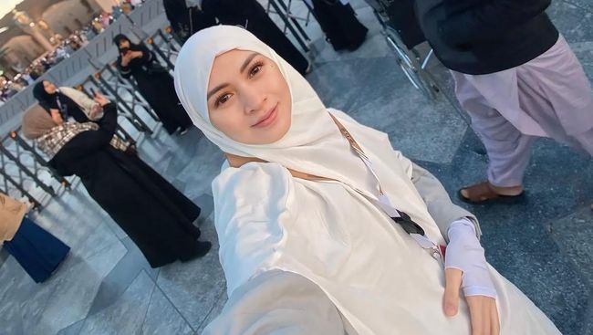 Cerita Donita Bersyukur Kista di Rahim Hilang setelah Minum Air Zamzam