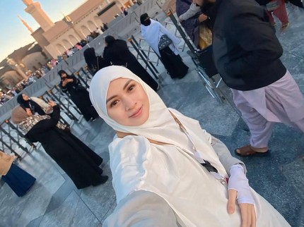 Cerita Donita Bersyukur Kista di Rahim Hilang setelah Minum Air Zamzam