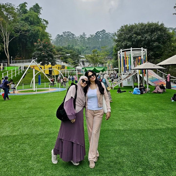 <p>Misalnya saja seperti foto berikut ini, Donna mengaku bersyukur memiliki Herfiza sebagai menantu yang cantik dan solehah. &ldquo;Ngga apa ngga punya anak perempuan, <em>Alhamdulillah</em> dapet anak mantu yang cantik dan solehah,&rdquo; tulis Donna Harun, dikutip dari laman Instagram <em>@donnaharunofficial,</em> Selasa (29/7/2025).&nbsp;(Foto: Instagram@donnaharunofficial)</p>