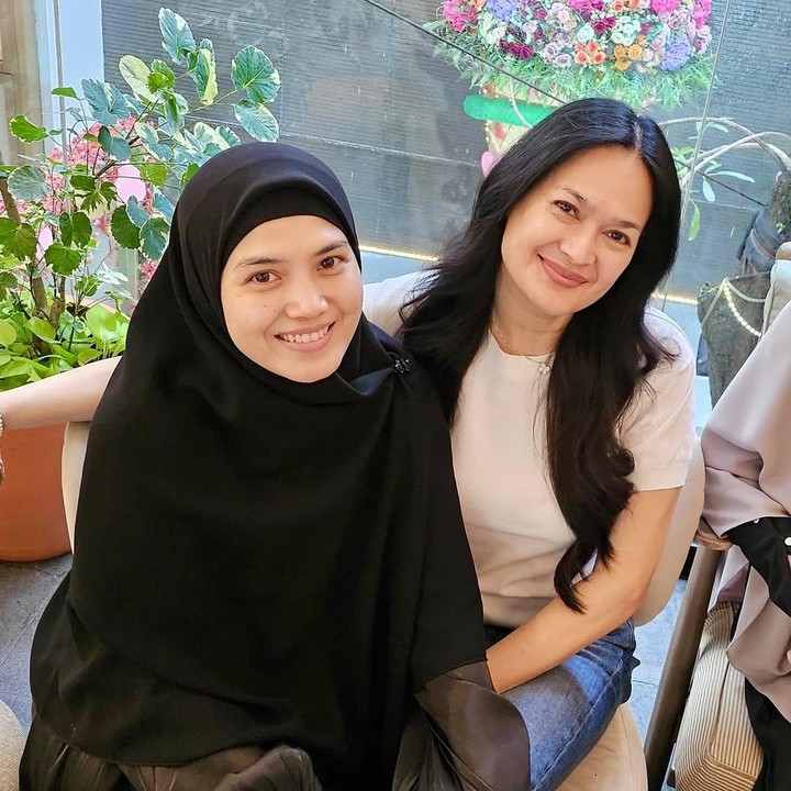 <p>Perempuan 57 tahun ini juga pernah mengungkap bahwa sering dilibatkan dan dihargai sebagai ibu mertua oleh Herfiza. &ldquo;Aku merasa dilibatkan dan dihargai sebagai ibu mertua. Aku sangat bersyukur. Enggak kebayang anugerah yang dirasakan oleh mama-mama di luar sana yang diberi cucu dari rahim anak perempuannya,&rdquo; ujarnya.&nbsp;(Foto: Instagram@donnaharunofficial)</p>