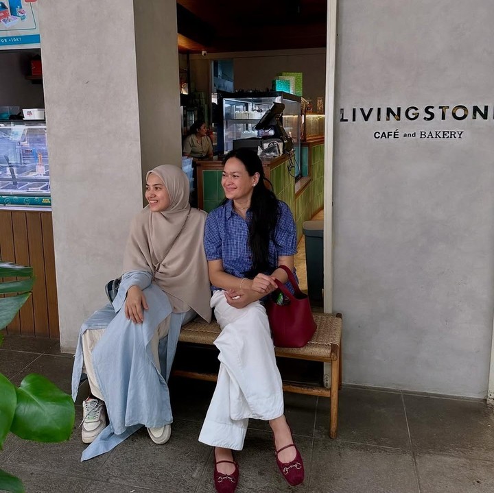 <p>Bukan hanya dikenal sebagai artis senior, Donna Harun juga disebut ibu mertua idaman. Bagaimana tidak? Ia dikenal memiliki hubungan baik dan sangat dekat dengan menantunya, Herfiza Novianti. (Foto: Instagram@donnaharunofficial)</p>