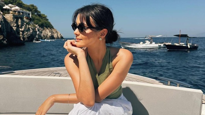 Get The Look: Inspirasi Outfit ke Pantai ala Amanda Rawles