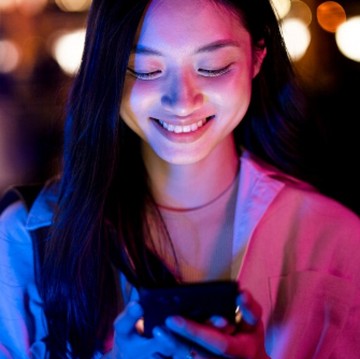 5 Dampak Cahaya dari Layar Gadget pada Kulit, Benarkah Gadget Mempercepat Penuaan?