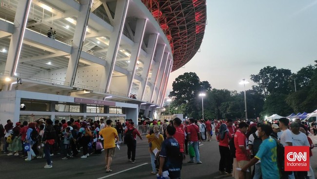 Jelang final Piala AFF U-23 2025, Stadion Gelora Bung Karno dipenuhi suporter Indonesia berwarna merah. Animo penonton meninggi untuk menyaksikan juara.