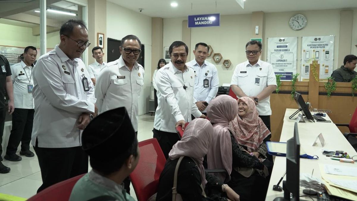 Menteri Imipas Cek Layanan Kantor Imigrasi Malang, Sapa Pemohon Paspor