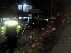Innova Disopiri Mahasiswa Oleng Lalu Terjun Timpa Rumah di Sleman