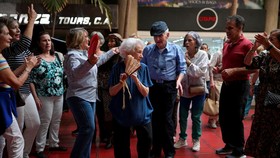 FOTO: Lantai Dansa Jadi Pelipur Lara Bagi Lansia Venezuela