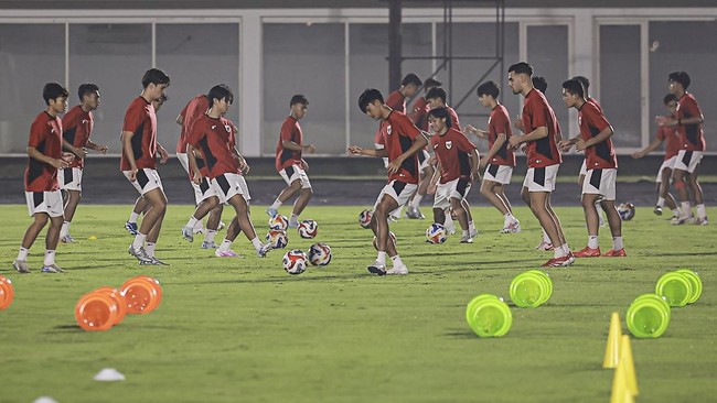 Manajer Ungkap Kondisi Ruang Ganti Indonesia Jelang Lawan Vietnam Manajer Timnas Indonesia U-23 Ahmed Zaki Iskandar mengungkapkan kondisi ruang tukar Garuda Muda menjelang musuh Vietnam dalam final Piala AFF U-23 2025.