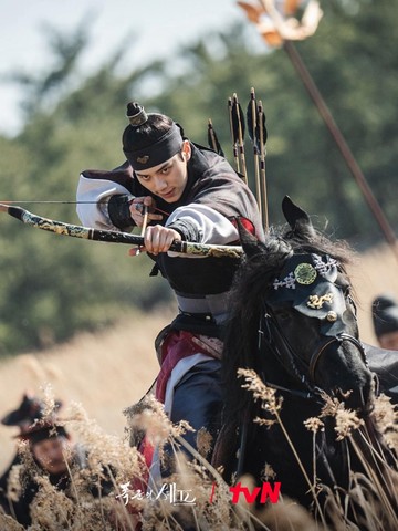 5 Transformasi Lee Chae Min Jadi Raja di Drakor Sageuk-Romantis Baru Bon Appetit, Your Majesty