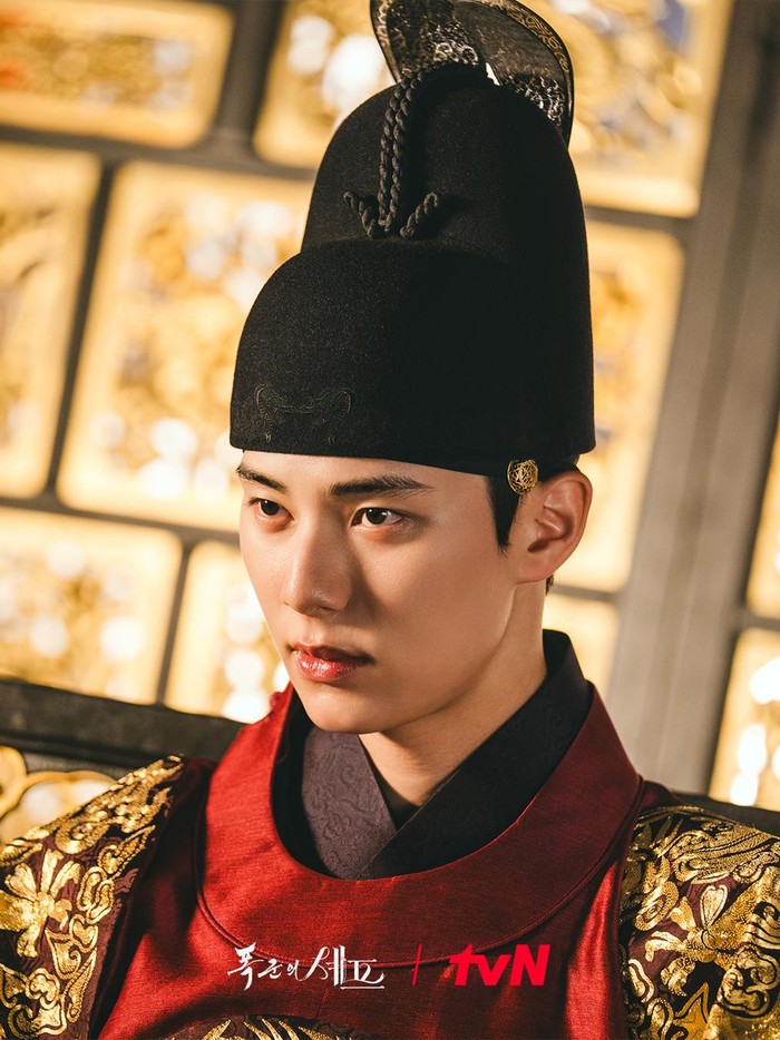 Bon Appetit, Your Majesty merupakan drama Korea dengan kisah fiksi berlatar era dinasti Joseon, tepatnya berlatar belakang masa pemerintahan Yeonsangun yang terjadi pada pergantian abad ke-16, dari tahun 1494 hingga 1506.

Yeonsangun atau raja Yeonsan merupakan penguasa pada masa itu yang dikenal sebagai tiran kejam, Beauties. Sosoknya tersebut juga menjadi inspirasi dari karakter raja Lee Heon di Bon Appetit, Your Majesty yang diperankan oleh aktor Lee Chae Min.