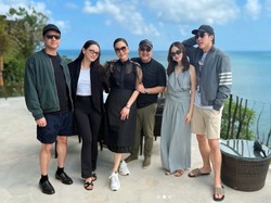 Gaya Kembar Syifa Hadju & Alyssa Daguise Pakai Sandal Hermes saat di Bali