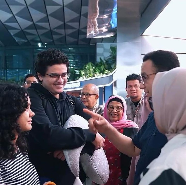 <p>Melalui unggahan di Instagram, Anies mengaku terharu, namun tetap mendukung keputusan sang putri untuk melanjutkan studi di kampus impiannya. "Doa kami mengalir, semoga setiap langkah Tia di Harvard membawa berkah ilmu yang bermanfaat. Semoga Ali menjadi sandaran yang kokoh bagi keluarganya. Semoga Ibrahim kelak bangga pada perjalanan keluarga kecilnya ini, perjalanan yang dimulai dengan keberanian dan cinta," tulis Anies. (Foto: Instagram @aniesbaswedan/ @fery.farhati)</p>