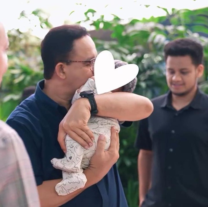 <p>Setelah berkumpul di rumah, keluarga Anies mengantar Tia ke bandara. Anies dan istrinya Fery Farhati sempat menggendong cucunya Ibrahim sebelum berpisah. Perlu diketahui, cucu pertama Anies ini lahir pada 20 Juni 2025. (Foto: Instagram @aniesbaswedan/ @fery.farhati)</p>