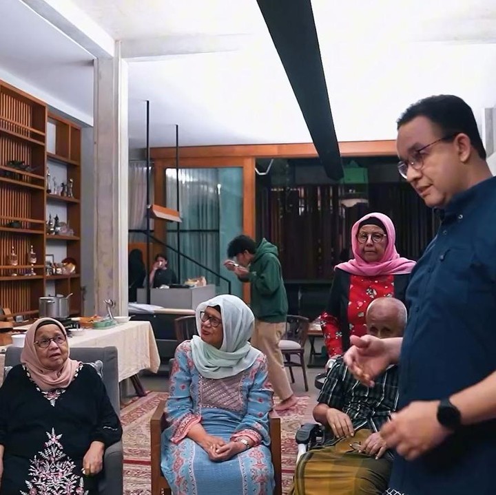 <p>Sebelum bertolak ke AS, Tia berkumpul dengan keluarga besarnya di rumah. Sang nenek sempat memimpin doa untuk melepas kepergian Tia bersama suaminya Ali Saleh Alhuraiby dan putra mereka Ibrahim. "<em>Bismillahirahmanirrahim</em>. Hari ini kami berkumpul melepas kepergian Ali, Tia, dan Ibrahim untuk melanjutkan studi, untuk menunaikan kegiatan yang Kau cintai ya Allah, mencari ilmu untuk bekal hidupnya di masa yang akan datang. Berilah selalu kemudahan, lindungan-Mu ya Allah, berilah selalu kesehatan, bimbinglah selalu ke jalan yang Kau ridhoi," ucap sang nenek dalam doanya. (Foto: Instagram @aniesbaswedan/ @fery.farhati)</p>