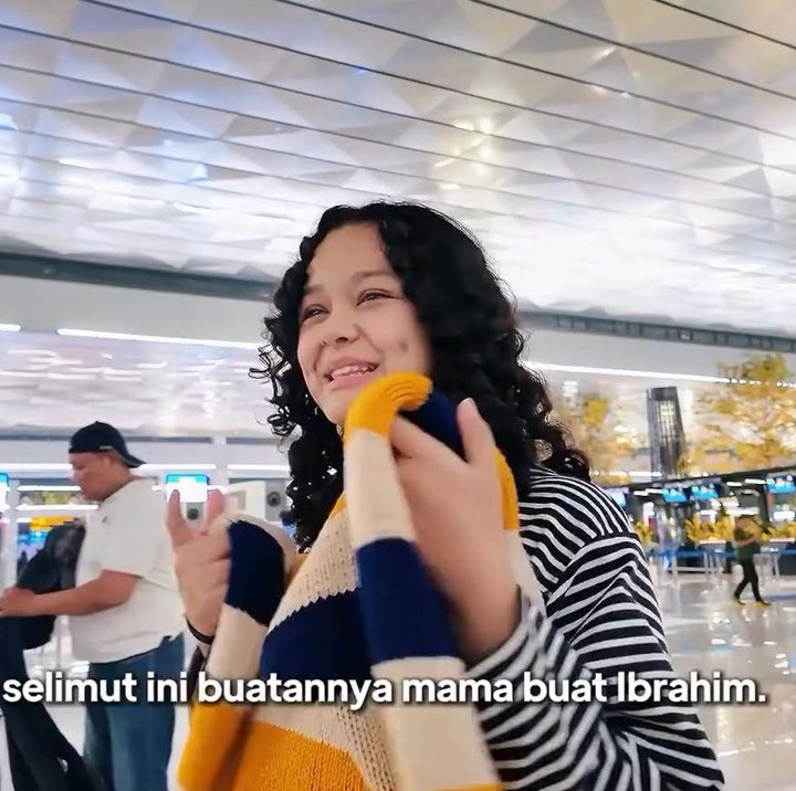 <p>Tia mengaku perasaannya campur aduk sebelum berangkat ke AS. Ia deg-degan sekaligus sedih karena harus berpisah dengan keluarga dan teman-teman di Tanah Air. "Deg-degan, <em>excited</em>, sedih mau pisah sama mama, abah, adik-adik, sama teman-teman," ungkapnya. Sebelum naik ke pesawat, Tia tampak selalu memegang erat selimut rajut. Selimut itu ternyata dibuat oleh sang Bunda untuk putranya Ibrahim. "Bawa selimut ini buatannya mama buat Ibrahim," ujar Tia. (Foto: Instagram @aniesbaswedan/ @fery.farhati)</p>