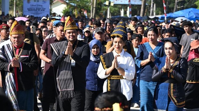 Gubernur Sumut Bobby berkomitmen membangun infrastruktur dan pendidikan di Pakpak Bharat, Ia mendengarkan aspirasi masyarakat dan memberikan bantuan UMKM.