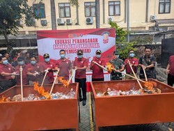 506.224 Batang Rokok Tanpa Cukai dan Mihol Ilegal Dimusnahkan di Lamongan
