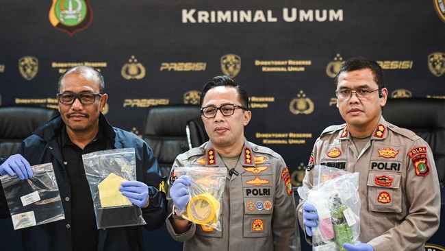 Polisi Tegaskan Tangan dan Kaki Arya Daru Tak Terikat Saat Ditemukan Polda Metro Jaya menegaskan tangan dan kaki Arya Daru Pangayunan alias ADP (39) tidak dalam posisi terikat saat ditemukan meninggal dunia beberapa waktu lalu.