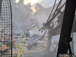 Masih Ada Asap di Pasar Taman Puring, Damkar Lakukan Pendinginan