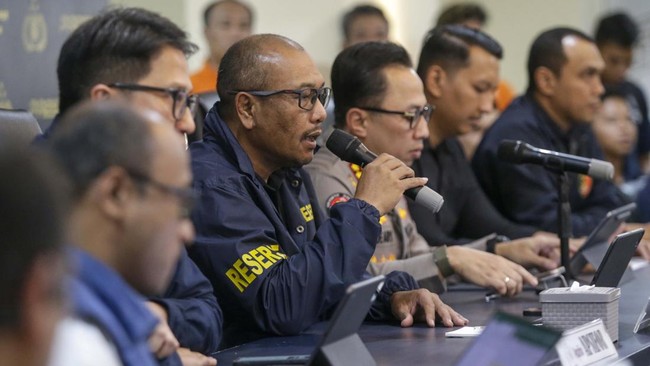 Polisi ungkap diplomat Kemlu Arya Daru Pangayunan mencoba memanjat pagar sebelum ditemukan tewas dengan wajah dilakban.