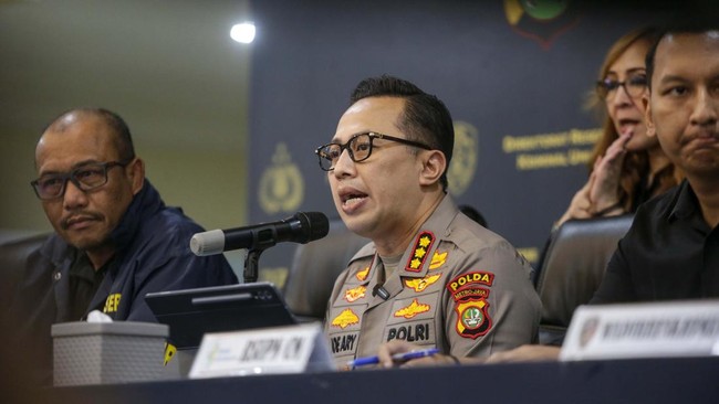 Polda Metro Jaya membantah kabar penggeledahan rumah Jaksa Agung Muda. TNI menjelaskan pengamanan berdasarkan MoU dan Perpres.