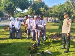 Green Policing Polres Meranti, Tanam Pohon Serentak di 4 Sekolah