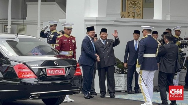 PM Anwar Ibrahim Tiba di Istana, Disambut Prabowo PM Malaysia Anwar Ibrahim tiba di Istana Kepresidenan, langsung disambut Presiden Prabowo pada Selasa (29/7) pagi.