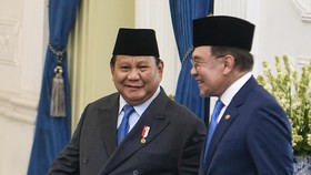 Presiden Prabowo Subianto (kiri) berjalan bersama Perdana Menteri Malaysia Anwar Ibrahim (kanan sebelum melakukan pertemuan dalam rangka kunjungan kenegaraan di Istana Merdeka, Jakarta, Selasa (29/7/2025). Dalam pertemuan tersebut Presiden Prabowo da