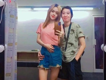 img-title Eks Artis Cilik Nikah Sesama Jenis, Ini 7 Potret Riri Febriana & Rachel Ibadah-Kerja Bareng