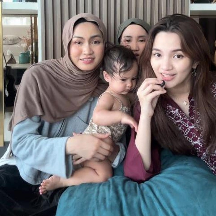<p>Saat ini, Sabrina tengah fokus menjalani peran sebagai istri dan seorang Bunda. Sementara Nabila diketahui menetap di Korea Selatan untuk melanjutkan kariernya. Si bungsu Xaviera masih disibukkan dengan aktivitasnya sebagai <em>content creator.</em> (Foto: Instagram @xavieraaputri/ @sabrinaanggraini)</p>