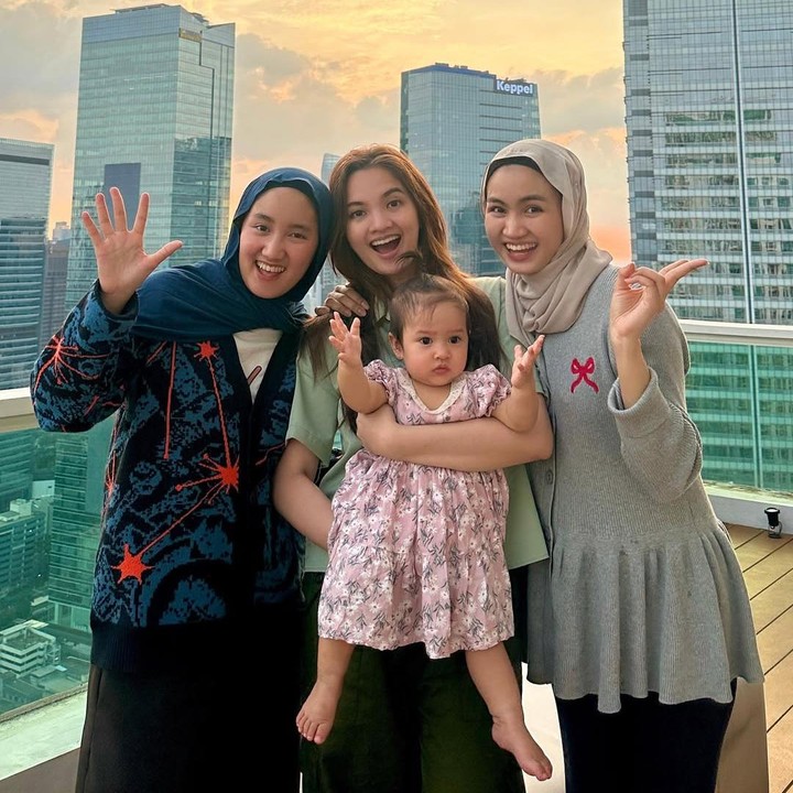 <p>Sabrina diketahui pernah menempuh pendidikan S1 di Universitas Gadjah Mada dan lulus studi S2 di Massachusetts Institute Technology. Kedua adiknya Nabila Sindi dan Xaviera Putri diketahui sama-sama lulus dari Korea Advanced Institute of Science and Technology (KAIST). (Foto: Instagram @xavieraaputri/ @sabrinaanggraini)</p>