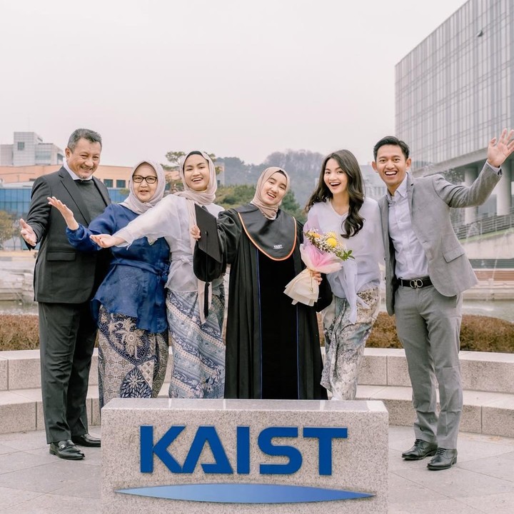 <p>Sabrina dan kedua adiknya juga dikenal publik karena memiliki prestasi akademik yang keren, Bunda. Ketiganya lulus dari universitas bergengsi di dunia. Sebagai anak tertua, Sabrina sendiri telah menikah dengan Belva Devara dan memiliki putri bernama Launa. (Foto: Instagram @xavieraaputri/ @sabrinaanggraini)</p>