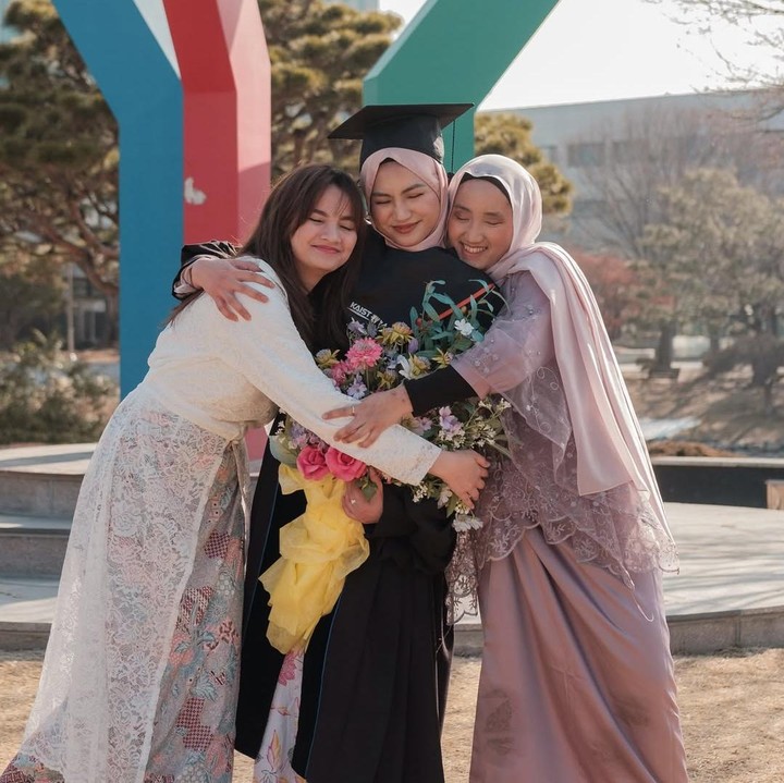 <p>Beberapa waktu lalu tepat di hari kelulusannya, Xaviera pernah mengungkap harapan terkait hubungan persaudaraannya yang terjalin dengan kompak. Perempuan berhijab ini berharap ia dan kedua saudaranya bisa selalu saling mendukung. "Sebagai 3 perempuan, semoga kita bisa terus menjadi <em>support system</em> yang bisa dukung mencapai mimpi masing2," tulisnya. (Foto: Instagram @xavieraaputri/ @sabrinaanggraini)</p>