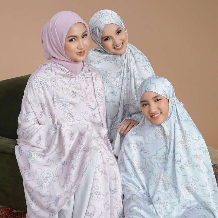 <p>Model dan finalis Puteri Indonesia 2019, Sabrina Anggraini, dikenal kompak dengan dua adik perempuannya Nabila Sindi dan Xaviera Putri. Ketiganya sering mengabadikan momen kebersamaan di media sosial dan membuat konten bersama. (Foto: Instagram @xavieraaputri/ @sabrinaanggraini)</p>