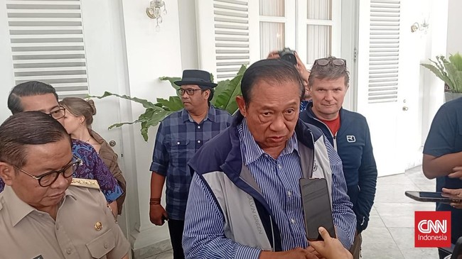 Presiden SBY dan Gubernur Pramono Anung menemani pelukis Jerman, Christopher Lehmpfuhl, melukis Monas dari Balai Kota. SBY mengaku belajar melukis darinya.